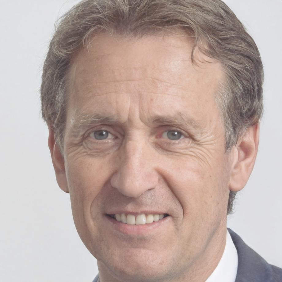 Cliente masculino satisfecho con consultoría en cuidado de plantas